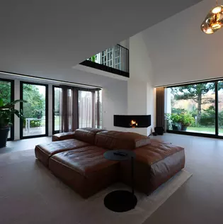 Die Abbildung zeigt ein modernes Wohnzimmer mit Kamin.