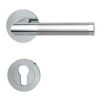 Freigestelltes Produktbild im idealen Blickwinkel fotografiert zeigt die GRIFFWERK Rosettengarnitur LOREDANA PROF in der Ausführung Profilzylinder - Edelstahl poliert-matt - Schraubtechnik