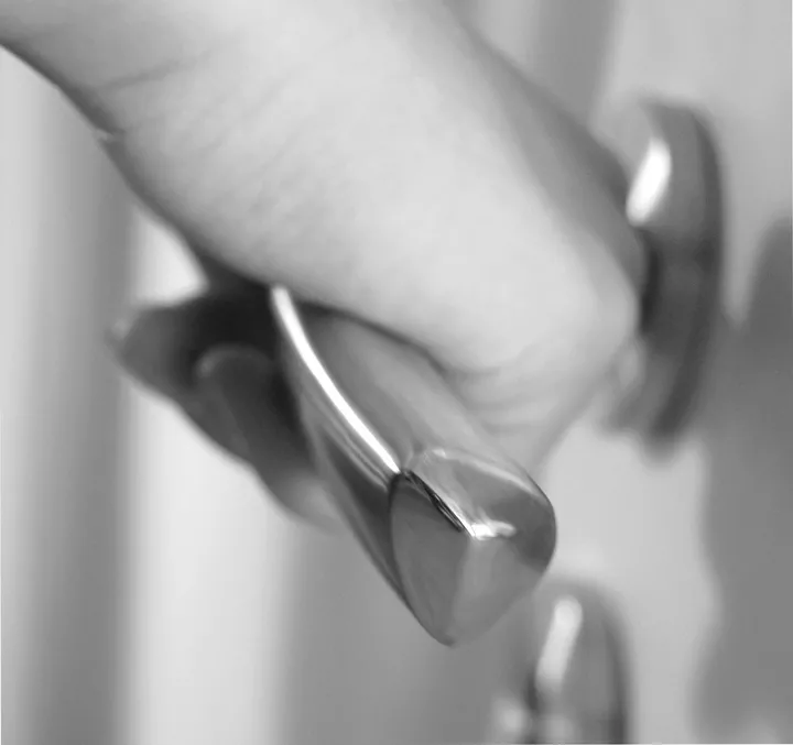The profile of the door handle JETTE CRYSTAL consists of a gently rounded triangular shape, which softly fills the naturally occurring cavity of the gripping hand.