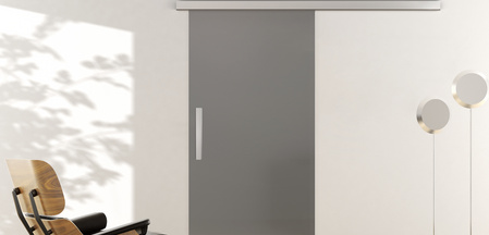 Ambientebild in Wohnraumsituation illustriert die Griffwerk Glasschiebetür SATIN GREY 501 in der Ausführung ESG MOON GREY matt