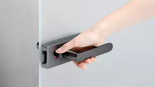 Wohnraumbild von Griffwerk PURISTO S in der Version smart2lock in kaschmirgrau