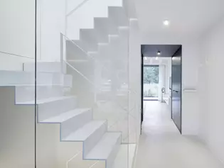 Die Abbildung zeigt Flur und Treppe vom Konzeptapartment VOID.