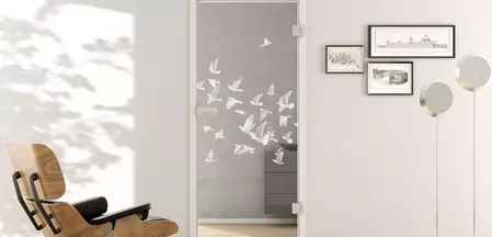Wohnsituation mit zeigt die GRIFFWERK Glastür BIRDS & BIRD_LD_695 in der Ausführung DIN rechts - Drehtür Bohrung Studio/Office - Einscheibensicherheitsglas PURE WHITE Laser einseitig
