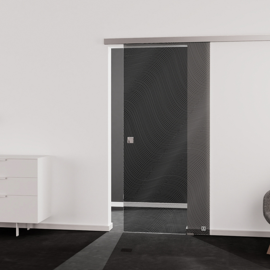 Wohnsituation zeigt die Glastür aus Einscheibensicherheitsglas (ESG) Laserdekor JETTE WAVE 563 in der Ausführung durchsichtig MOON GREY Bohrung Studio/Office Schiebetür