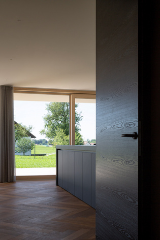 Die Abbildung zeigt den Ulmer Griff von Griffwerk in graphitschwarz an einer Tür im Gutshof Argenbühl.