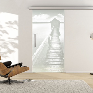 Ambientebild in Wohnraumsituation illustriert die Griffwerks Glastüre PHOTO_LD_678 in der Ausführung  ESG BASIC GREEN mattiert 