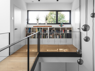  The picture shows the collection of books in the hallway, from the hallway lead two Vitadoor Modulwerk doors with the door handle R8 ONE, away.