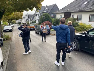 Videodreh Gewinnaktion mit die.tischlerin Die Abbildung zeigt einen Videodreh auf der Straße.