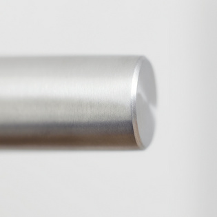 The illustration shows in magnification the precision bevel of the handle end of Lucia in stainless steel.