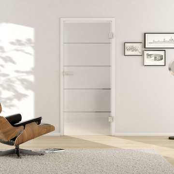 Wohnsituation zeigt die GRIFFWERK Glastür LINES FOUR_503 in der Ausführung DIN rechts - Drehtür Bohrung Studio/Office - Einscheibensicherheitsglas PURE WHITE Siebdruck 