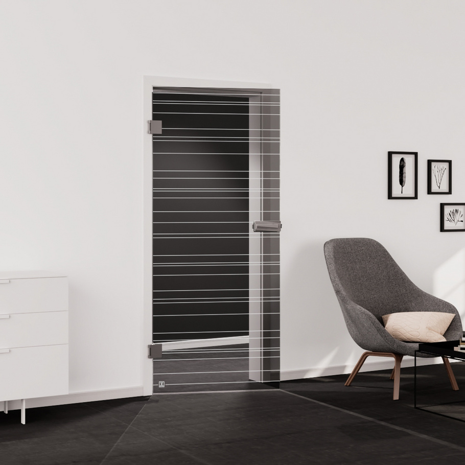 Wohnsituation zeigt die Glastür aus Einscheibensicherheitsglas (ESG) Laserdekor JETTE LINES 814 in der Ausführung durchsichtig MOON GREY Bohrung Studio/Office Drehtür DIN L