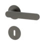 Freigestelltes Produktbild im nach links gedrehten Blickwinkel fotografiert zeigt die GRIFFWERK Rosettengarnitur AVUS in der Ausführung Buntbart - Kaschmirgrau - Flachrosette