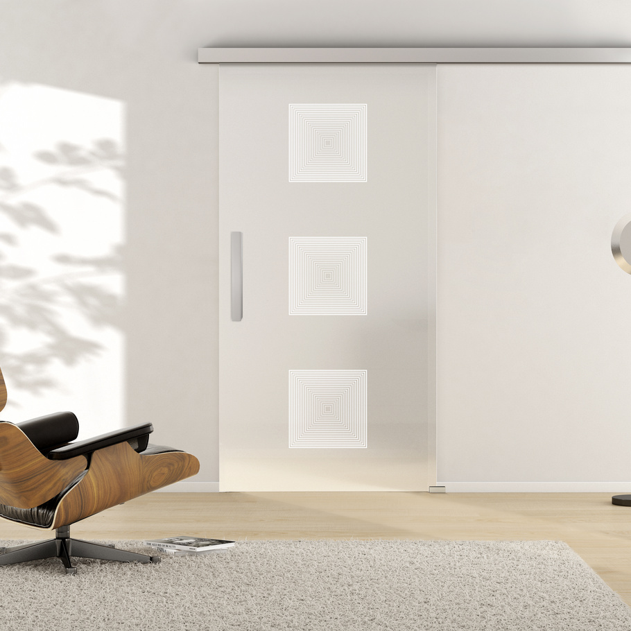 Ambientebild in Wohnraumsituation illustriert die Griffwerk Glasschiebetür DECO 657 in der Ausführung ESG PURE WHITE matt