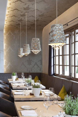 The picture shows the dining area of the restaurant, decorated in gray tones and uncovered. 