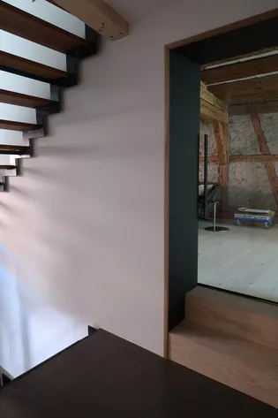 The illustration shows the hallway of a historic farmhouse with barn in Besigheim.