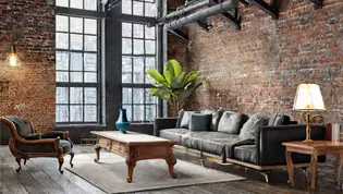 L'image montre un salon de style industriel aménagé avec des meubles anciens.