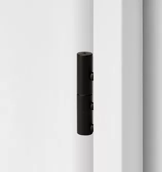 Paumelle pour porte en bois en 2 pièces en finition Noir graphite, représentée dans un cadre de porte en bois blanc