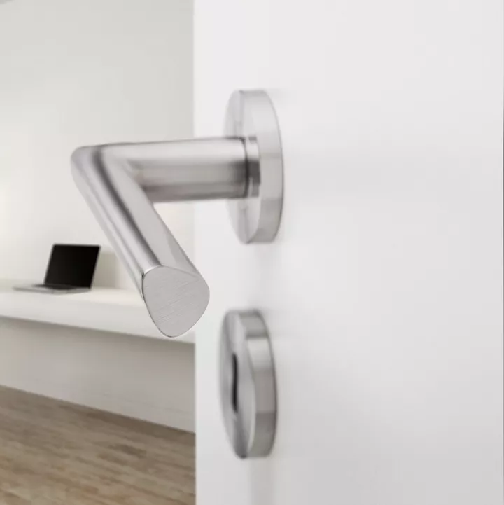 The illustration shows door handle TRI 134 in matt stainless steel from a side perspective.