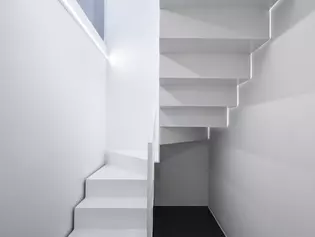 La ilustración muestra la escalera del piso conceptual VOID.