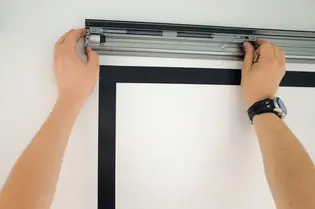 Die Abbildung zeigt den 3. Montageschritt bei einer Glastür.