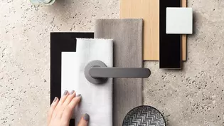 Warme Farben und natürliche Materialien Warme Töne und Materialien behaupten sich verstärkt gegen das großflächig gehaltene Weiß der letzten Jahre. Unsere Griffe mit der samtweichen Oberfläche soft2Touch passt perfekt dazu.