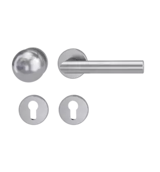 Freigestelltes Produktbild im idealen Blickwinkel fotografiert zeigt die GRIFFWERK Schutzrosettengarnitur mit Knopf R4 in der Version Profilzylinder, Edelstahl matt mit dem Griff LUCIA PROF