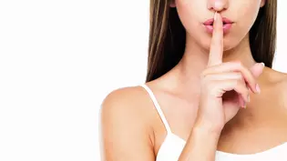 Figura Mujer Haciendo Señales de Silencio La imagen muestra a una mujer haciendo una señal con el dedo para que se calle.