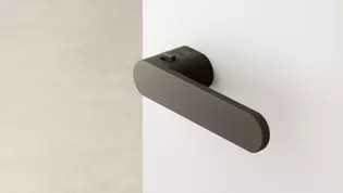 The picture shows the door handle Avus ONE smart2lock in cashmere gray.