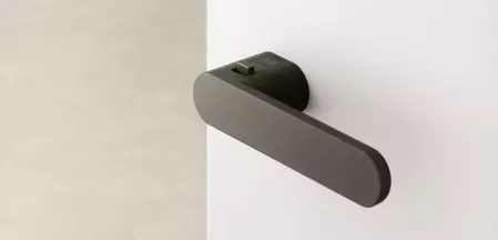 The picture shows the door handle Avus ONE smart2lock in cashmere gray.