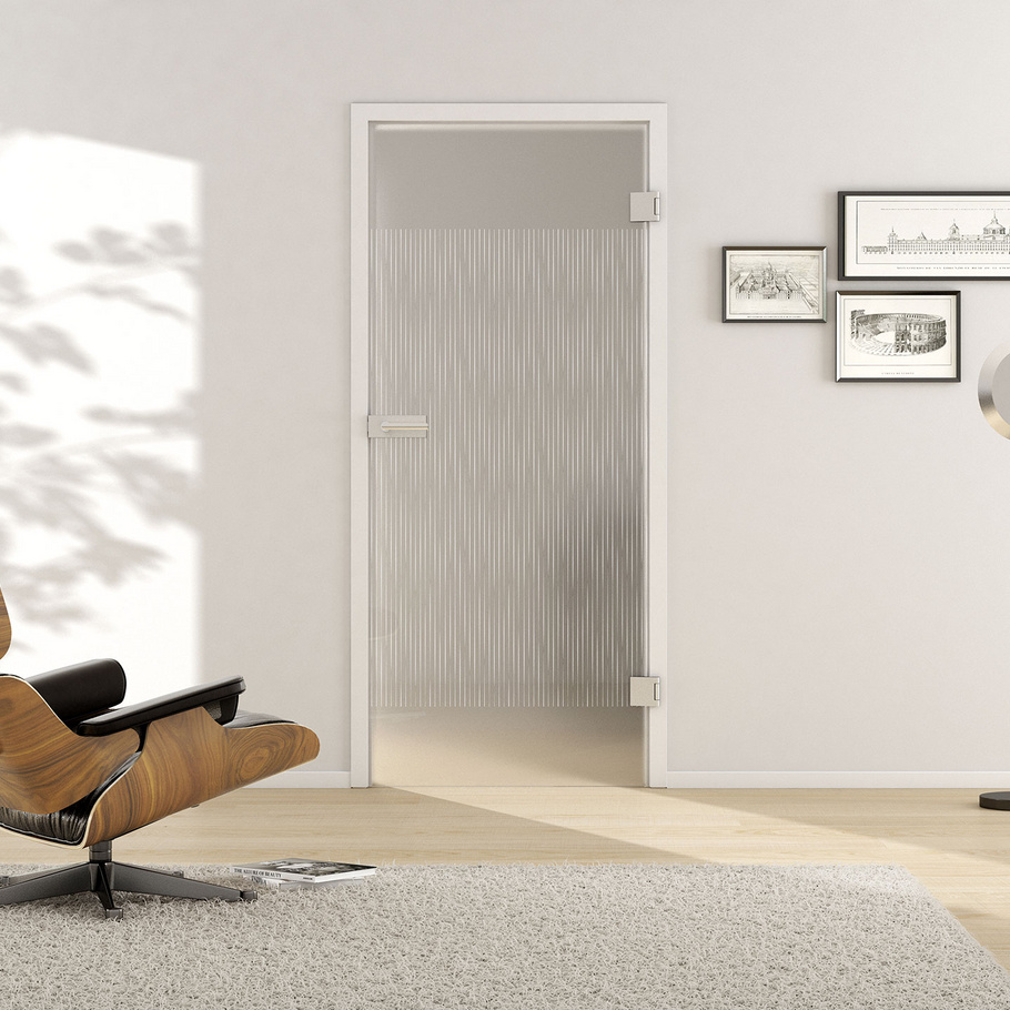 Wohnsituation mit zeigt die GRIFFWERK Glastür Lines_LD_652 in der Ausführung DIN rechts - Drehtür Bohrung Studio/Office - Einscheibensicherheitsglas PURE WHITE Laser / Siebdruck 