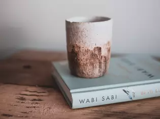 Das Bild zeigt Wohnraumdeko im Wabi Sabi Stil.