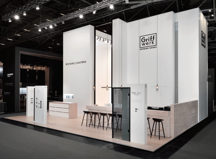 GRIFFWERK trade fair stand at BAU 2017 impresses reserved the color black for the door fittings and the smoked glass interior doors. GRIFFWERK offers their expertise for door fittings and interior glass doors.