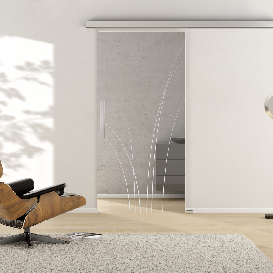 Ambientebild in Wohnraumsituation illustriert die Griffwerk Glasschiebetür NATURE 660 in der Ausführung ESG PURE WHITE klar