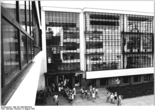 L'illustration montre la façade en verre du bâtiment de l'atelier à Dessau.