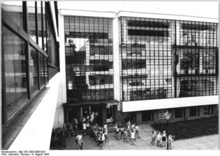 Die Abbildung zeigt die Glasfassade des Werkstattgebäudes in Dessau.