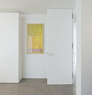 Revolving doors with the door handle FRAME fit almost seamlessly into the purist light wall surfaces.
