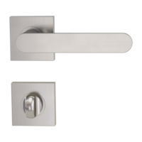 Freigestelltes Produktbild im idealen Blickwinkel fotografiert zeigt die GRIFFWERK Rosettengarnitur eckig AVUS in der Ausführung WC-Schließer - Samtgrau - Schraubtechnik