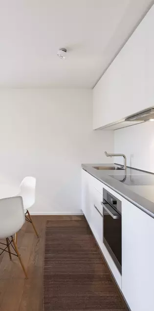 Abbildung zeigt eine Küche mit Eames Stuhl