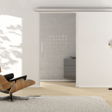 Ambientebild in Wohnraumsituation illustriert die Griffwerk Glasschiebetür TYPO 689 in der Ausführung ESG PURE WHITE klar