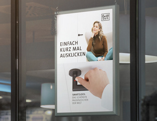 Ein Plakat hängt im Schaufenster und präsentiert die neue smart2lock Me-Time Kampagne von GRIFFWERK.