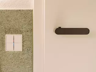 AVUS ONE door handle in the bathroom The picture shows the AVUS ONE door handle in cashmere grey in the bathroom.
