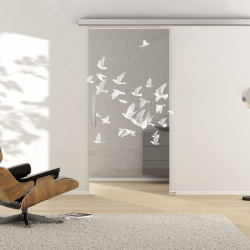 Ambientebild in Wohnraumsituation illustriert die Griffwerk Glasschiebetür BIRDS&BIRD 695 in der Ausführung ESG PURE WHITE klar