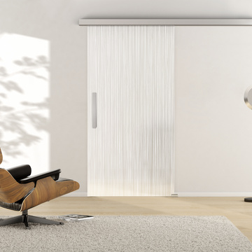 Ambientebild in Wohnraumsituation illustriert die Griffwerk Glasschiebetür LINES 606 in der Ausführung ESG PURE WHITE matt