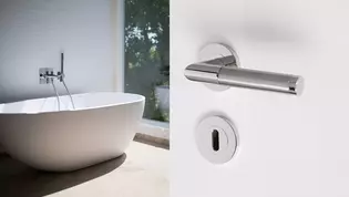 Wohnraumsituation zeigt ein Bad mit der GRIFFWERK Türgriffgarnitur Loredana Professional
