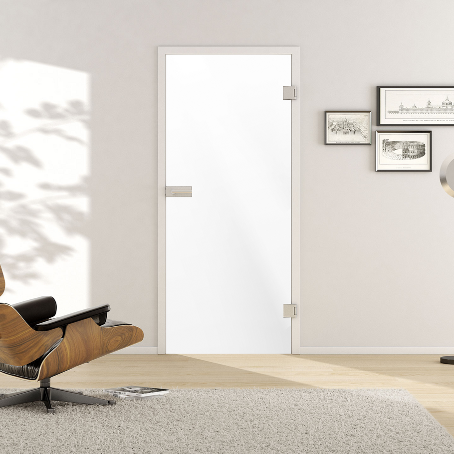 Ambientebild in Wohnraumsituation illustriert die Griffwerk Glasdrehtür PIANO WHITE in der Ausführung VSG PURE WHITE weiß blickdicht