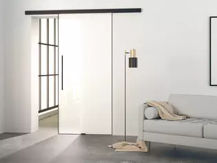 La ilustración muestra un salón moderno con la Puerta corredera de cristal Planeo Air de Griffwerk en una pared.