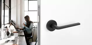 The picture shows the Griffwerk door handle REMOTE in graphite black