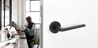 Wohnraumbild Griffwerk Türgriff REMOTE graphitschwarz Die Abbildung zeigt den Griffwerk Türgriff REMOTE in graphitschwarz
