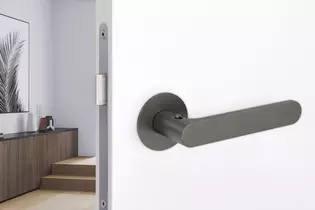 El tirador de puerta AVUS Piatta S en gris cachemira está equipado con la innovadora tecnología de cierre smart2lock.
