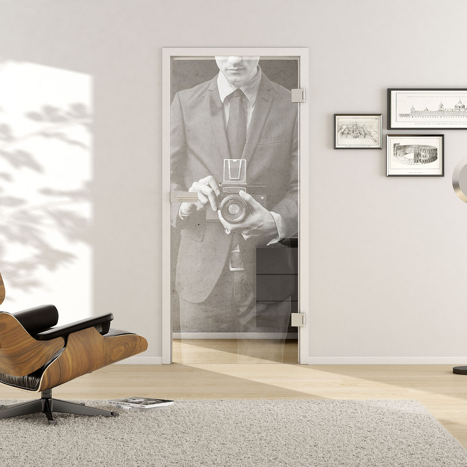 Wohnsituation mit zeigt die GRIFFWERK Glastür Photo_LD_675 in der Ausführung DIN rechts - Drehtür Bohrung Studio/Office - Einscheibensicherheitsglas PURE WHITE Laser einseitig 